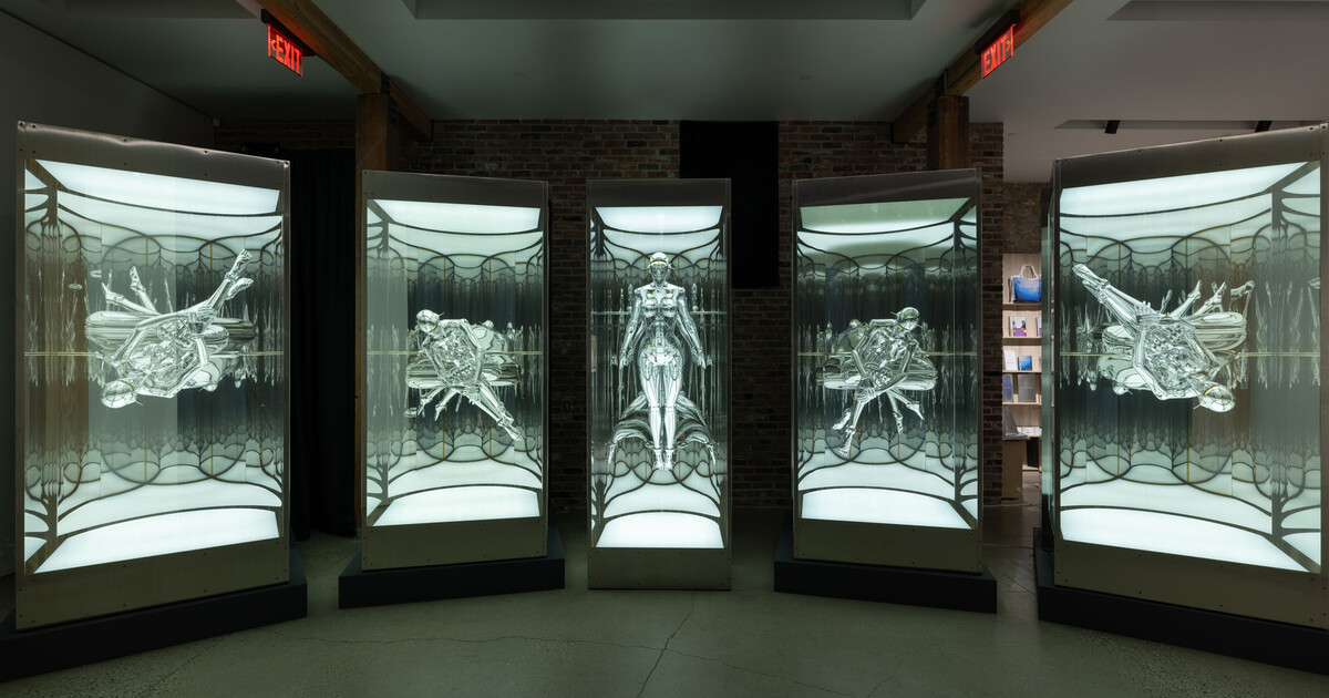 Hajime Sorayama: Space Travelers - Almine Rech